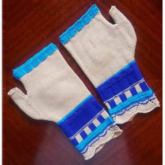 NWOT Fingerless Gloves with Crochet Flowers - Picture 3 of 5